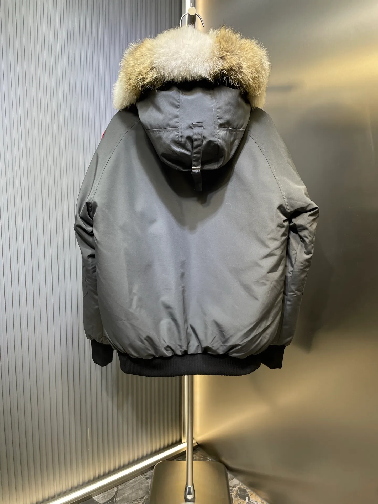 P900 special down Canada Goose Canada Goose #Chilliwack 7999M bomber jacket short down jacket/01 model #女与狠# Genuine synchronous anti-counterfeiting chip sensor! ➖ Imported 21S polyester-cotton blended original fabric [last year’s 16S/18S hard fabrics have been completely eliminated, this year all use 21S genuine synchronous fabrics, the soft mid-strap feels delicate and textured], genuine synchronous Feather-Light 10D waterproof coating fabric, made of 84.5 polyester fiber and 15.5 cotton, 100% the best feel in the entire network! ➖ The genuine official website is synchronized with the national standard 80 white duck down, you can check the official website customer service, there will never be a series of misleading claims such as 90 down or goose down! ➖ Using the best nylon lining with double double-layer sealing design, velvet-proof No. 7 needle + grid-filled down ready-made garments, there is 100% no so-called velvet running! ➖ The cuffs are designed with thickened seamless threads, and the collar and pockets are lined with top-quality polar fleece to keep you warm and comfortable! ➖ Yoshida YKK provides original custom-made electroplated sliders. YKK two-way lockable zippers are tight and smooth and will not peel off paint! ➖ 3M composite guarantees that the Velcro is the same as the original, durable, and all accessories and hardware are custom-made! ➖ Imported BEHRINGER embroidery machine to customize the 10,000-needle embroidery logo, 98% of which can be reproduced to restore the original logo. You can check and compare on the official website! ➖ The fur collars are all made of large pieces of Western Canadian blue wolf hide, ensuring that each fur collar is 13-15cm wide!   Size:XS-XXL